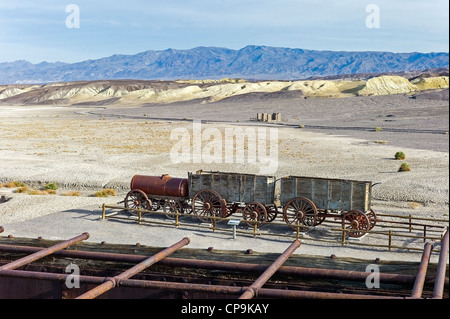 Ruines de l'Harmony Borax Works avec vingt wagons de minerai de l'équipe de muletiers et camion-citerne à eau Death Valley National Park, California, USA Banque D'Images