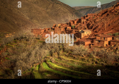 Village berbère, l'Azzaden Valley, parc national de Toubkal, Haut Atlas, Maroc Banque D'Images
