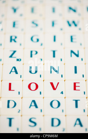 Lettres de Scrabble avec le mot amour en rouge Banque D'Images