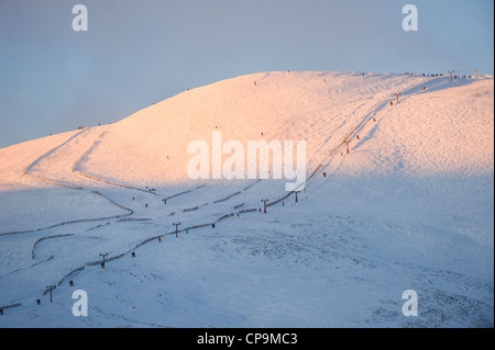 Les Skieurs sur les pentes de la montagne, Glen Clunie en hiver, Écosse, Royaume-Uni, Cairngorms Banque D'Images