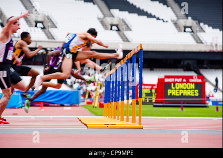 Flou image de la Men's 110m haies lors de la série de Londres se prépare à l'Olympic Park à Londres le 6 mai 2012. Banque D'Images