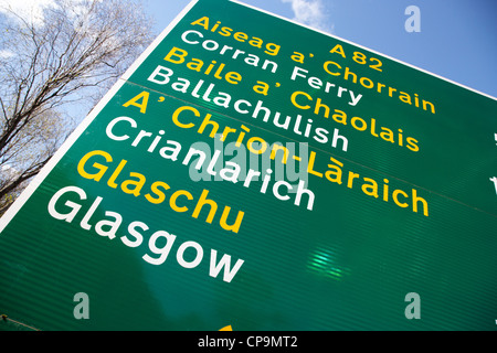 A82 bi-lingue français gaélique écossais roadsign pour Glasgow Ecosse glaschu uk Banque D'Images