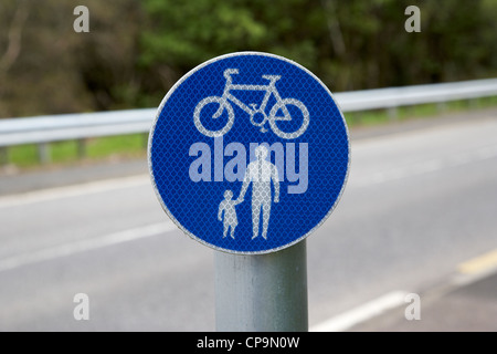 Chemin de ronde et cycle lane sign près d'une route en Ecosse UK Banque D'Images