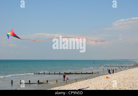 Le cerf-volant au-dessus de Bracklesham Bay Beach. Banque D'Images