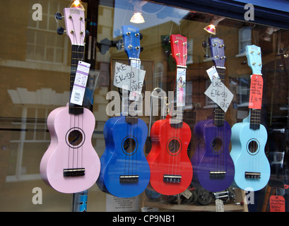 Guitare électrique à vendre en vitrine, York, England, UK Banque D'Images