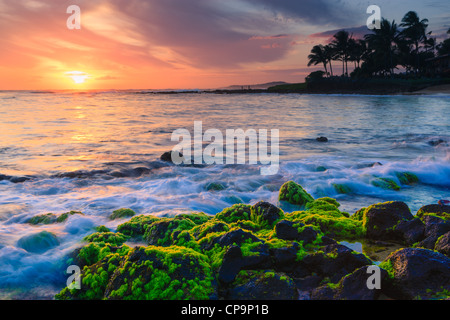 Coucher du soleil à la célèbre plage de Poipu, Kauai, Hawaï Banque D'Images