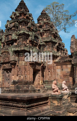 Temple avec sculptures de gardien de divinité, Banteay Srei, complexe d'Angkor Wat, Siem Riep, Cambodge,Asie Banque D'Images