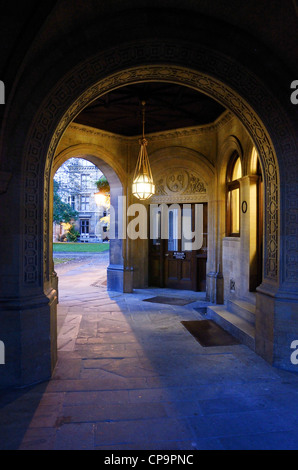 Soirée lampe allumée arch à pied dans le vieux bâtiment en pierre Banque D'Images