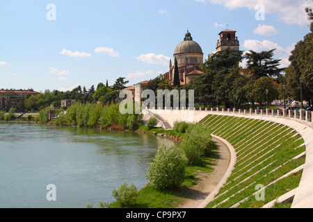 Voir l'église de San Giorgio, à Vérone, Italie, sur les rives de l'Adige Banque D'Images