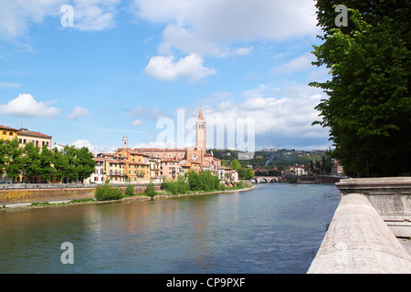 Vue de l'Adige et de l'église San Fermo à Vérone, Italie. Banque D'Images