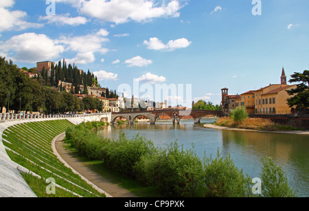 Vue sur le Vieux Pont à Vérone, en Italie, sur les rives de l'Adige Banque D'Images