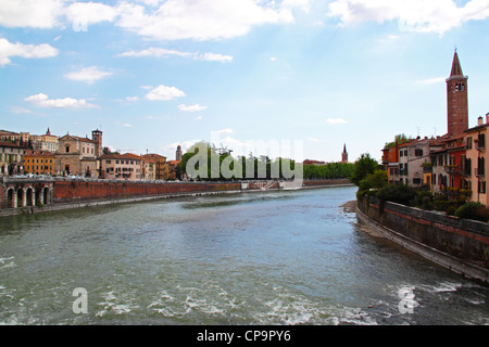 Vue de la rivière Adige à Vérone, Italie. Sur la droite la haute tour de l'église Santa Anastasia Banque D'Images