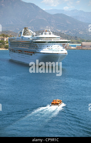 Bateau de croisière Grand Princess ancrées à Ajaccio avec les montagnes de la Corse en arrière-plan Banque D'Images