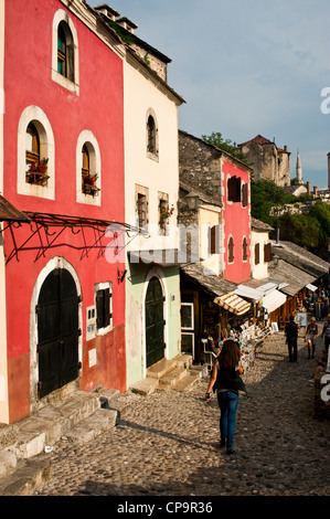 Rue Pavée, connue comme la vieille ville de Mostar Kujundziluk .la Bosnie-Herzégovine. .Balkans Europe. Banque D'Images