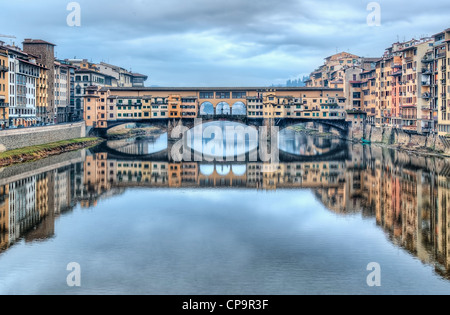 Le Ponte Vecchio enjambe la rivière Arno comme il coule à travers la ville de Florence en Italie. Banque D'Images