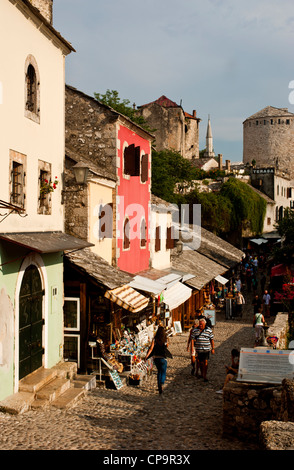 Rue Pavée, connue comme la vieille ville de Mostar Kujundziluk .la Bosnie-Herzégovine. .Balkans Europe. Banque D'Images