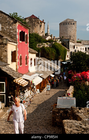 Rue Pavée, connue comme la vieille ville de Mostar Kujundziluk .la Bosnie-Herzégovine. .Balkans Europe. Banque D'Images