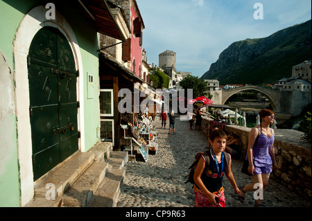 Rue Pavée, connu sous le nom de Kujundziluk vieille ville de Mostar et le Stari Most Pont Peace.Bosnie- Herzégovine. .Balkans Europe. Banque D'Images