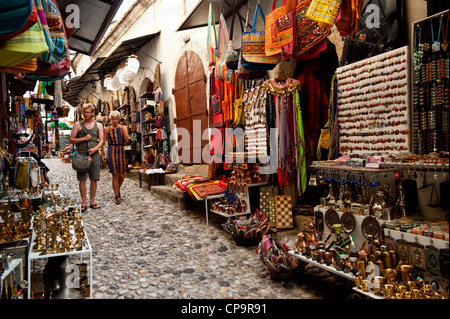 Magasins de souvenirs dans une rue pavée connue comme la vieille ville de Mostar Kujundziluk .la Bosnie-Herzégovine. .Balkans Europe. Banque D'Images