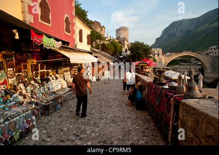 Rue Pavée, connu sous le nom de Kujundziluk vieille ville de Mostar et le Stari Most Pont Peace.Bosnie- Herzégovine. .Balkans Europe. Banque D'Images