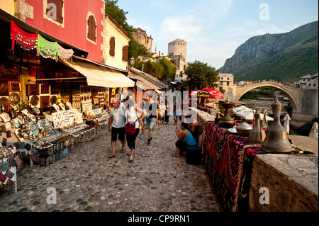 Rue Pavée, connu sous le nom de Kujundziluk vieille ville de Mostar et le Stari Most Pont Peace.Bosnie- Herzégovine. .Balkans Europe. Banque D'Images