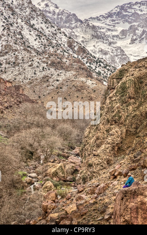 Shepard avec en arrière-plan Aroumd près de Imlil, parc national de Toubkal, Haut Atlas, Maroc Banque D'Images