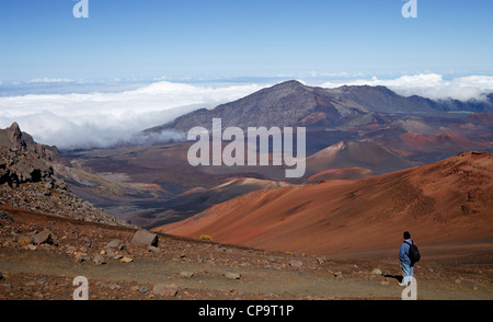 Randonneur bénéficie d'avis le long du sentier des sables bitumineux coulissante au Parc National de Haleakala sur Maui Banque D'Images