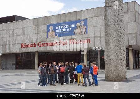 Les écoliers à l'extérieur de l'Roman-German museum Cologne Allemagne Banque D'Images