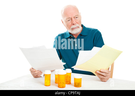 Man appuyée par une pile de factures médicales. Isolé sur blanc. Banque D'Images