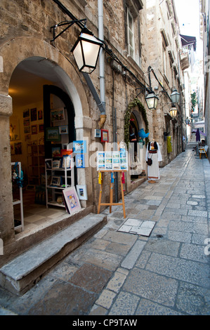 Boutique de vêtements dans une rue étroite, Vieille Ville, Dubrovnik. La Croatie. Banque D'Images