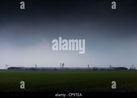 Thalys se déplaçant à vitesse à travers la campagne dans le Nord de la France Banque D'Images