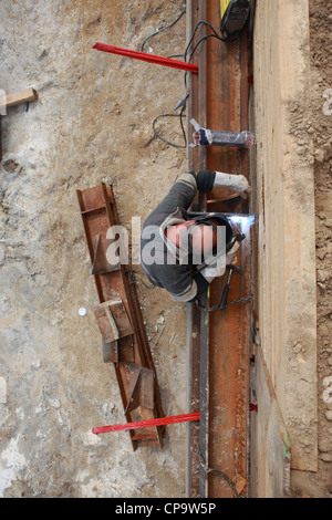 GER, 20120509,soudure avec des lunettes de soudeur. Banque D'Images