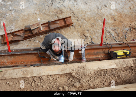 GER, 20120509,soudure avec des lunettes de soudeur. Banque D'Images