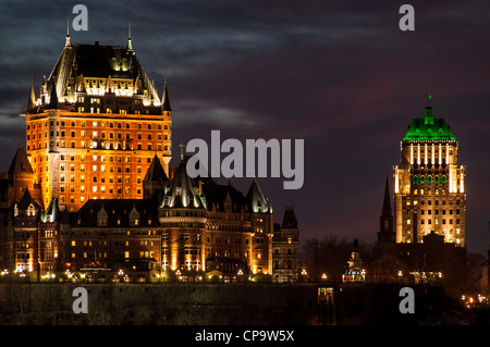 Le Château Frontenac et le Vieux Québec skyline at sunset de tout le fleuve Saint-Laurent, à Lévis, Québec, Canada. Banque D'Images