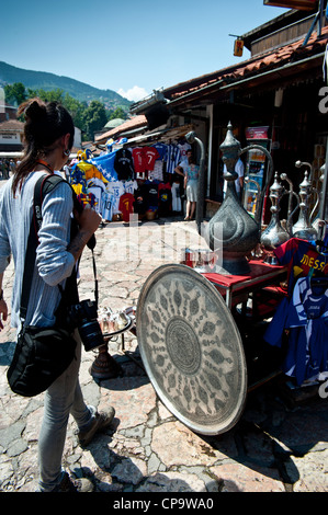 Jeux de café en laiton, bijoux, plaques et tuyaux dans quartier turc boutiques, Sarajevo.la Bosnie-Herzégovine. .Balkans Europe. Banque D'Images