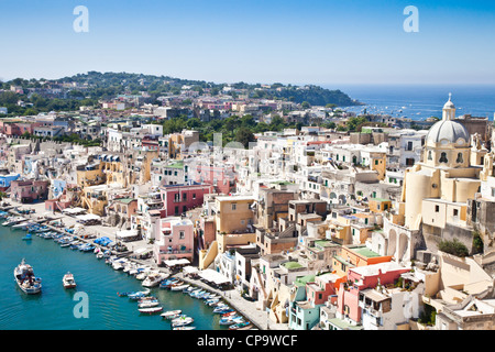 Vue panoramique de l'île de Procida, Italie, du golfe de Naples Banque D'Images