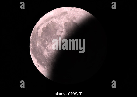 Une belle et lumineuse de la demi-lune dans le ciel de nuit ! Banque D'Images