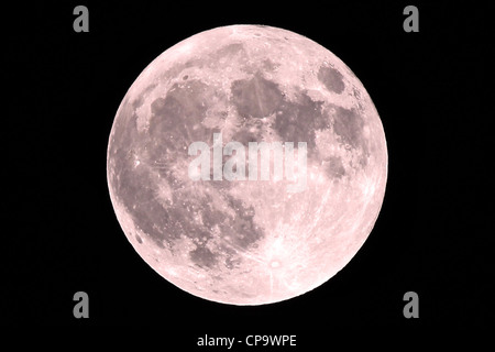 Super pleine Lune rouge à 100 % pleine, prise à son périgée le 5 mai 2012. Une Super Pleine Lune se produit lorsque la pleine lune est à son plus près de la Terre Banque D'Images