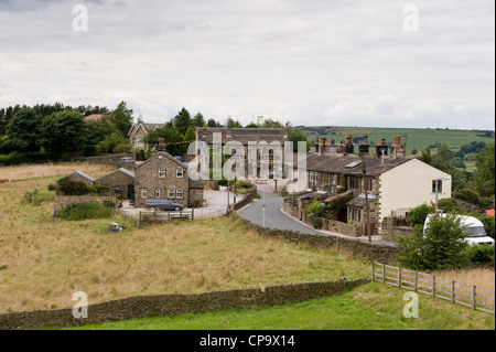 Voir plus haut B6141 road, dans village de ferme traditionnel en pierre (les cottages & Lamb Inn pub) - West Yorkshire, Angleterre, Royaume-Uni. Banque D'Images