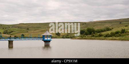 Eau calme de Leeming Réservoir (passerelle, de ornés tour) situé dans la lande de hautes terres valaisannes exposés - Nr Oxenhope, West Yorkshire, England, UK Banque D'Images