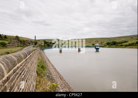 Réservoir eau calme de Leeming, remblai, passerelle & valve Tower, situé dans la lande de hautes terres valaisannes - Nr Oxenhope, West Yorkshire, Angleterre, Royaume-Uni. Banque D'Images