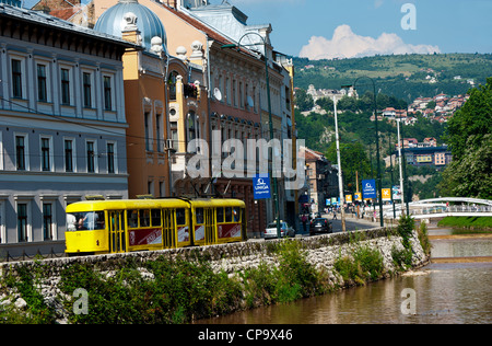 Le long d'Obala Kulina Bana Tram et rue de la rivière Miljacka. Sarajevo.la Bosnie-Herzégovine. Balkans. L'Europe. Banque D'Images