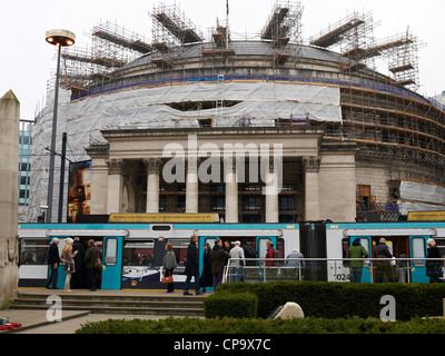 Bibliothèque centrale en rénovation sur la Place Saint Pierre avec le tram à Manchester, UK Banque D'Images