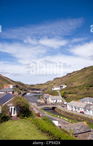 Surplombant le village vers le port de Boscastle, Cornwall, England, UK Banque D'Images