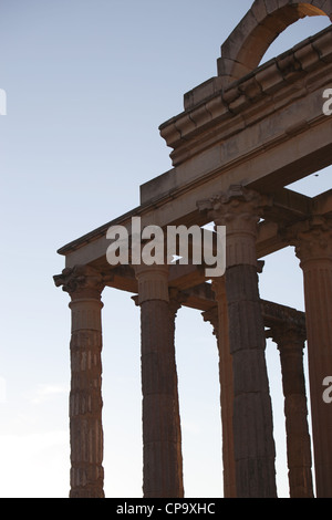 Les touristes visiter les vestiges romains de Diana's Temple (Temple Diana) à Mérida, Estrémadure, Espagne Banque D'Images