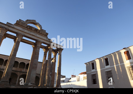 Les touristes visiter les vestiges romains de Diana's Temple (Temple Diana) à Mérida, Estrémadure, Espagne Banque D'Images