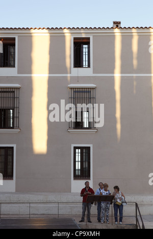 Les touristes visiter les vestiges romains de Diana's Temple (Temple Diana) à Mérida, Estrémadure, Espagne Banque D'Images