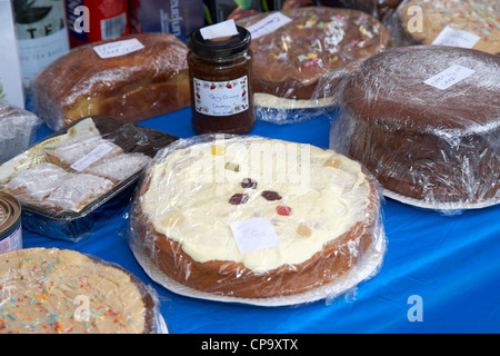 Petits pains et gâteaux faits maison sur un chutney de décrochage de bienfaisance dans un marché au Royaume-Uni Banque D'Images