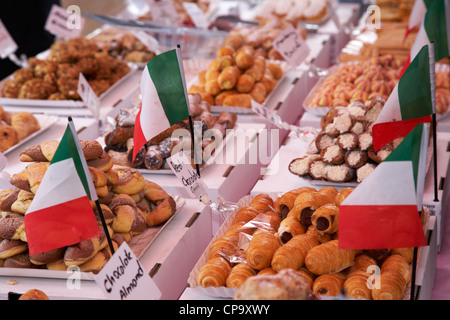 Divers desserts et biscuits italienne cannoli à la vente à un marché alimentaire italienne au Royaume-Uni Banque D'Images