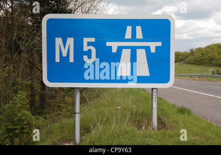 Autoroute M5 signe sur la voie d'accès menant à l'autoroute M5 dans la région de South Gloucestershire, Royaume-Uni. Banque D'Images